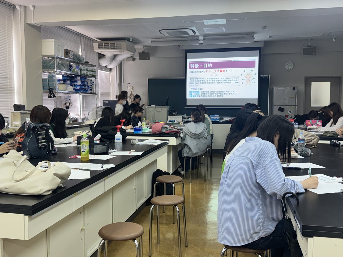 解剖生理学の発表会。骨格模型のある実習室で研究成果を発表する学生たち。
