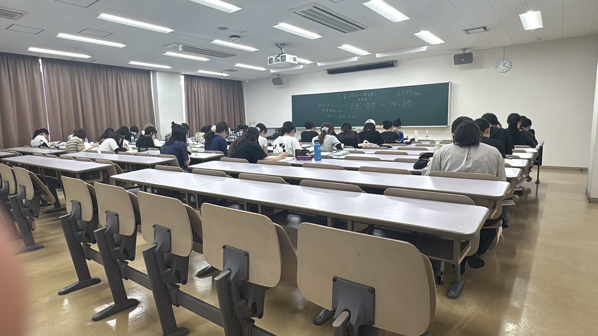 期末試験の様子。大教室で真剣に問題に取り組む学生たち。