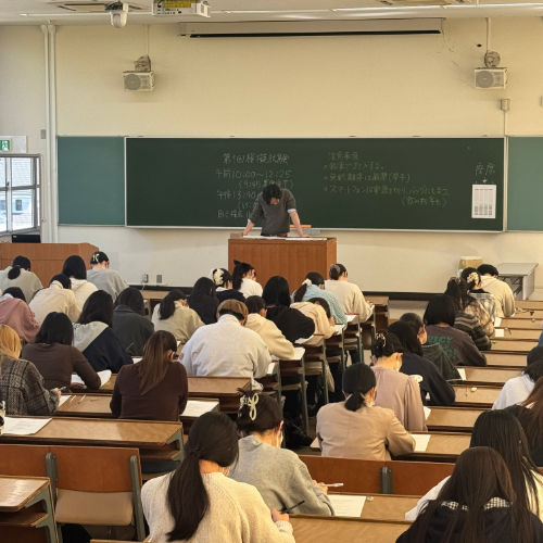管理栄養士国家試験の模擬試験。真剣に取り組む学生たち。