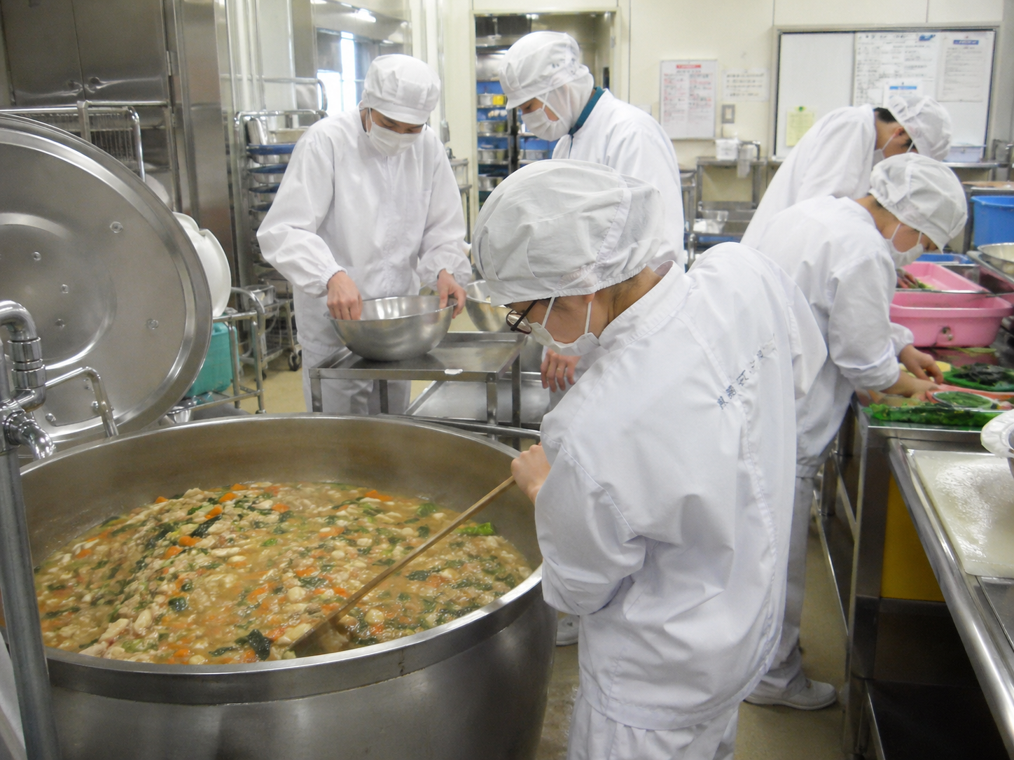 食物栄養学科の大量調理実習。給食経営管理実習の様子。